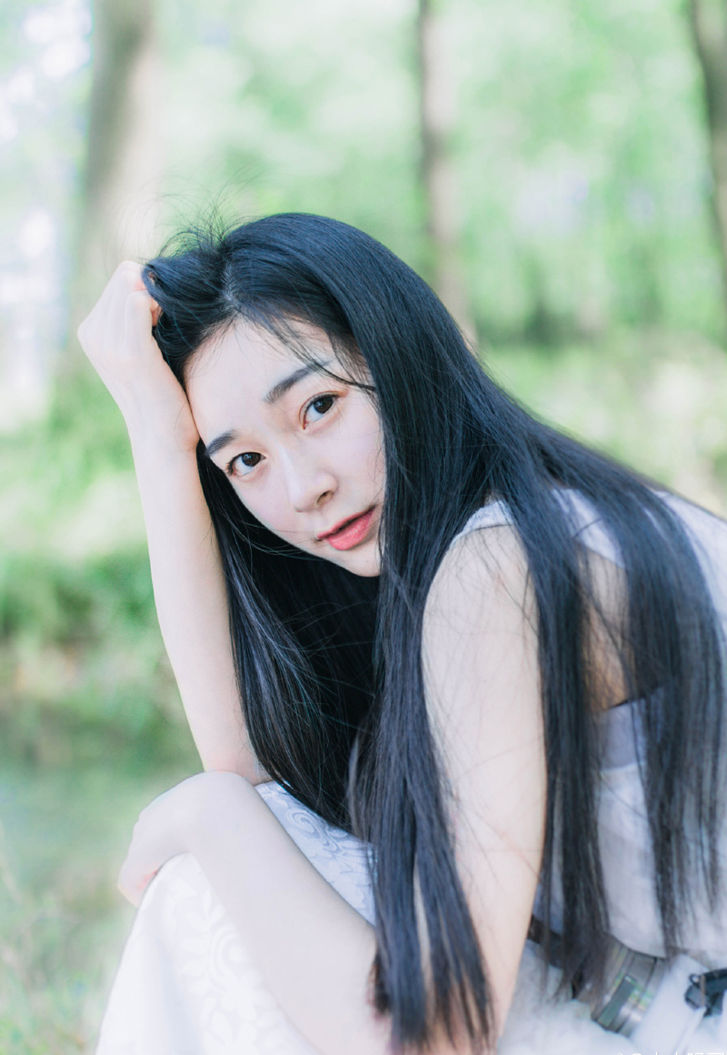 我爱哭的时候便哭，我爱笑的时候便笑，我不求深刻，只求简单。——三毛